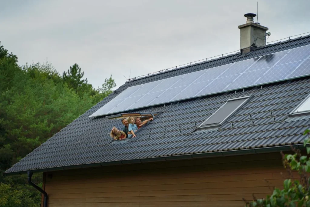 Slaapkamer boven zonnepanelen — ELF-straling van panelen en omvormer transformeren met Penta Power Home Tag en 220 Tag